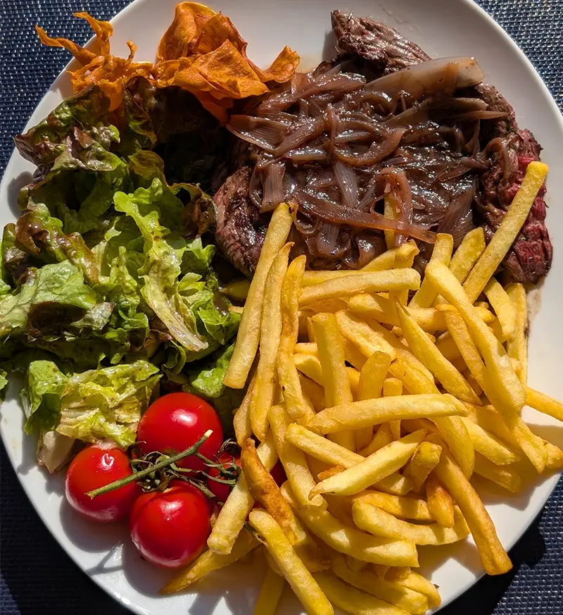 Viande frites à la Brasserie Le Golfe à Cassis face à la mer et au Cap Canaille en Provence
