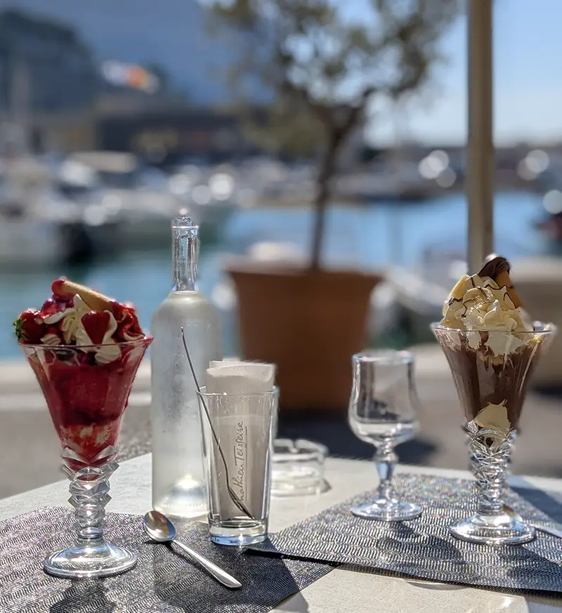 Glaces à la Brasserie Glacier Le Golfe à Cassis face à la mer et au Cap Canaille en Provence