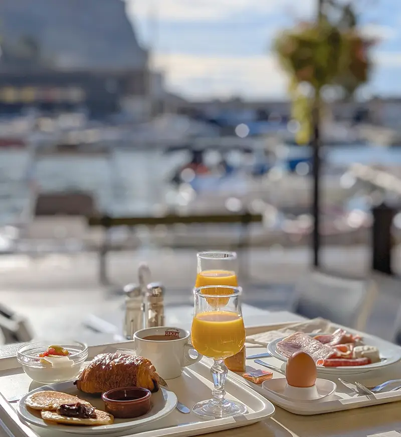 Petit déjeuner à la Brasserie Le Golfe à Cassis face à la mer et au Cap Canaille en Provence