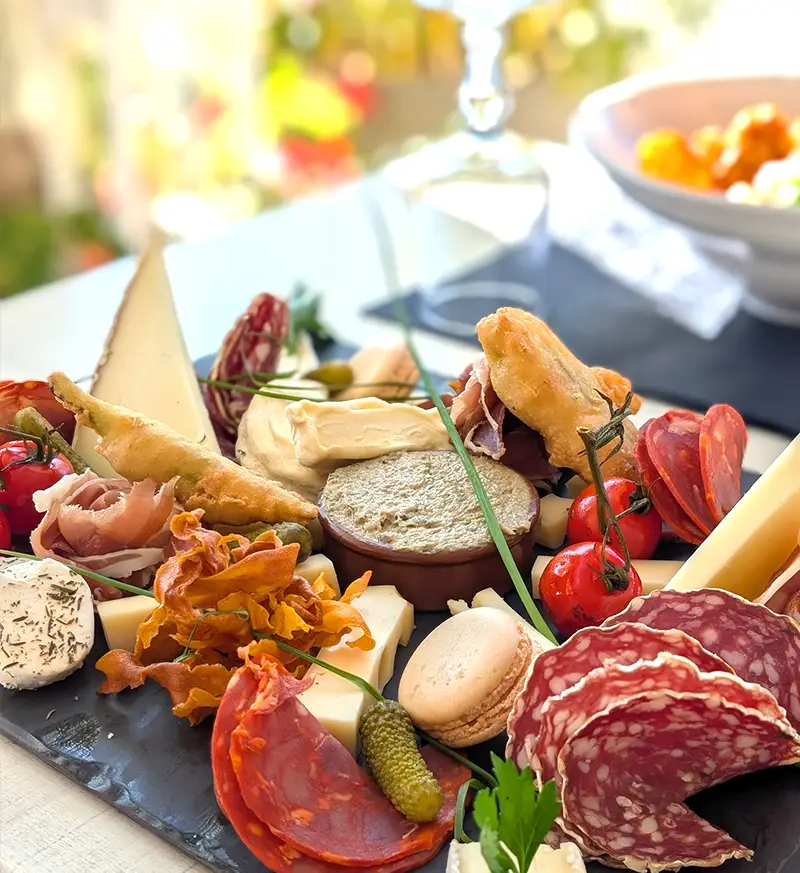 Plancha charcuterie fromage à la Brasserie Le Golfe à Cassis face à la mer et au Cap Canaille en Provence