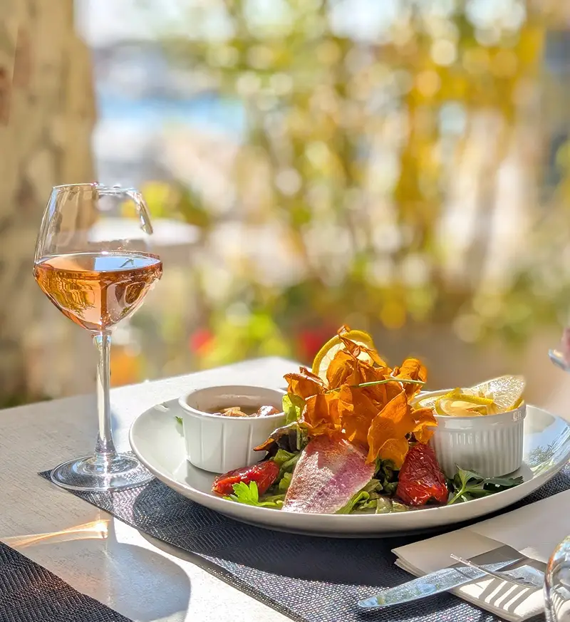 Poisson à la Brasserie Glacier Le Golfe à Cassis face à la mer et au Cap Canaille en Provence